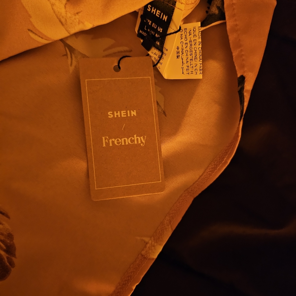 Frenchy Feather L Top - Picture 3 of 4